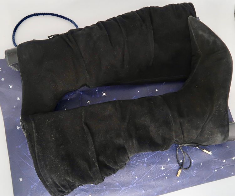 Gucci Suede Knee-High Boots. Ruched on back w/drawstring. imagen 4